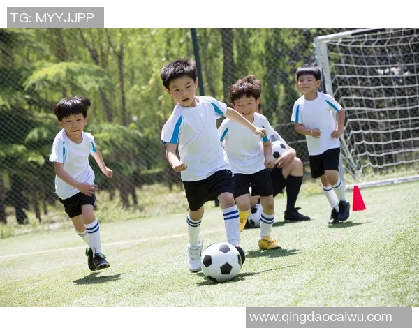 足球明星的孩子们展现天赋投球技巧引发球迷热议