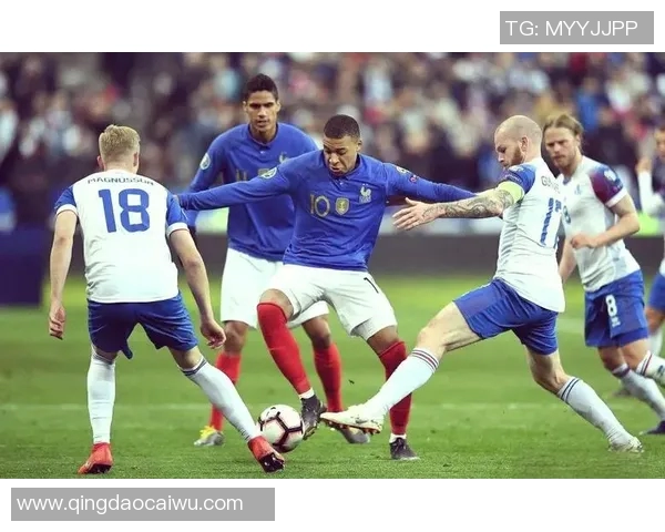 足球明星精彩瞬间接球图片欣赏让你领略球场魅力与技巧 足球明星精彩瞬间接球图片欣赏让你领略球场魅力与技巧