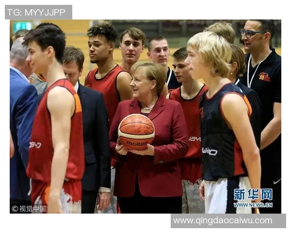 篮球明星亲自送球迷签名篮球感动瞬间分享快乐与梦想